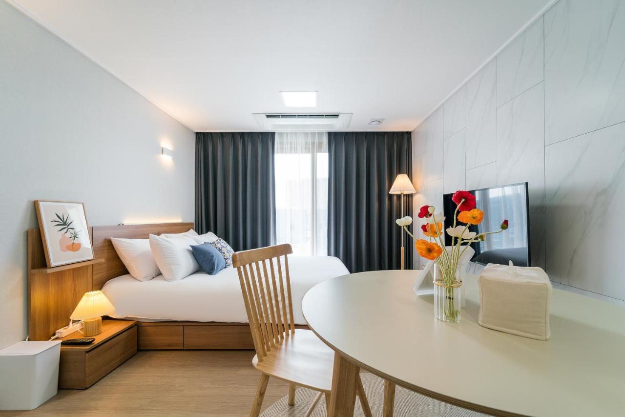 Urbanstay Jeju Airport Екстер'єр фото
