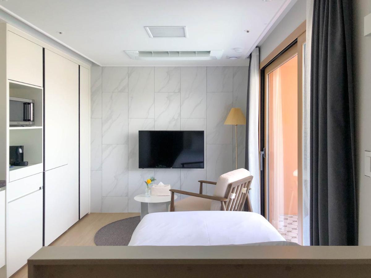 Urbanstay Jeju Airport Екстер'єр фото